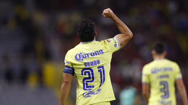 Henry Martin celebra de espaldas con el puño en alto